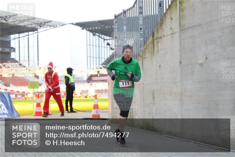 08.12.2024 - St. Pauli X-Mass-Run No. 14 H.Heesch http://msf.ph/oto/7494277 08.12.2024 09:58:59 Ziel 49, 832, 1105, 1119, 1864, 2428, 2984, 111, 488, 1105, 1119, 2722 meine-sportfotos.de