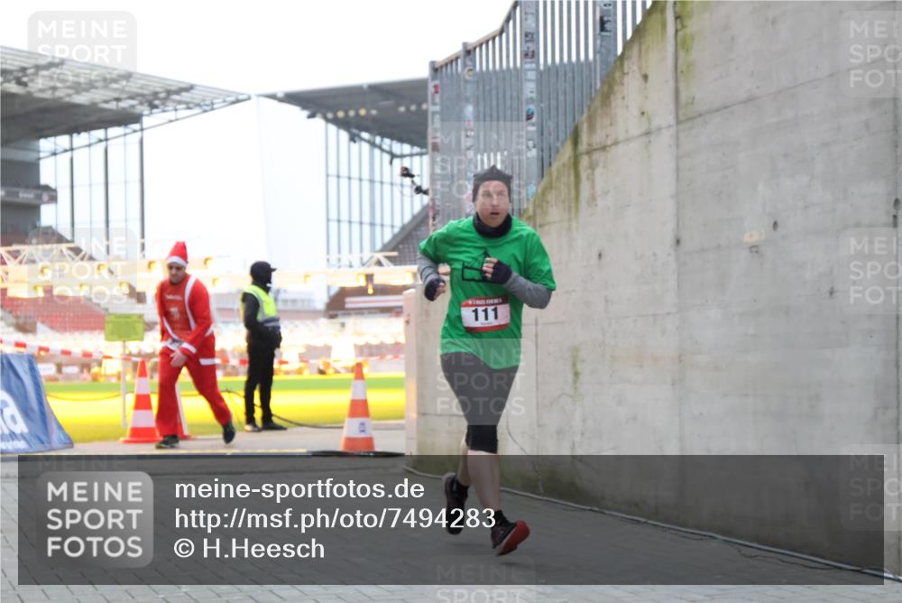 08.12.2024 - St. Pauli X-Mass-Run No. 14 H.Heesch http://msf.ph/oto/7494283 08.12.2024 09:58:59 Ziel 49, 832, 1105, 1119, 1864, 2428, 2984, 111, 488, 1105, 1119, 2722 meine-sportfotos.de