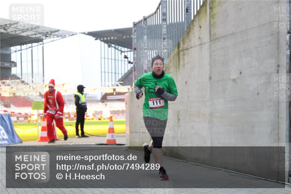 08.12.2024 - St. Pauli X-Mass-Run No. 14 H.Heesch http://msf.ph/oto/7494289 08.12.2024 09:58:59 Ziel 49, 832, 1105, 1119, 1864, 2428, 2984, 111, 488, 1105, 1119, 2722 meine-sportfotos.de