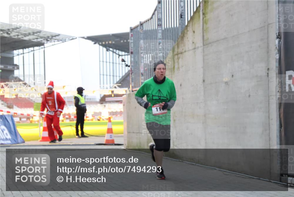 08.12.2024 - St. Pauli X-Mass-Run No. 14 H.Heesch http://msf.ph/oto/7494293 08.12.2024 09:58:59 Ziel 49, 832, 1105, 1119, 1864, 2428, 2984, 111, 488, 1105, 1119, 2722 meine-sportfotos.de