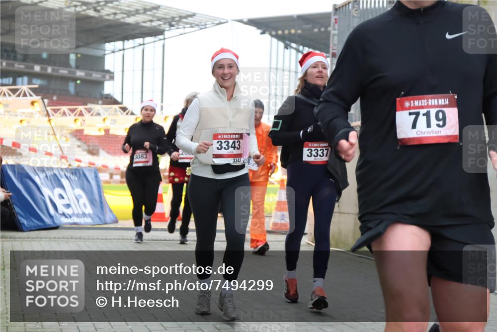 08.12.2024 - St. Pauli X-Mass-Run No. 14 H.Heesch http://msf.ph/oto/7494299 08.12.2024 10:07:09 Ziel 621, 698, 719, 795, 885, 890, 1424, 1786, 2003, 2751, 2755, 3337, 151, 719, 1940, 2062, 2212, 2346, 3083, 3337, 3343 meine-sportfotos.de