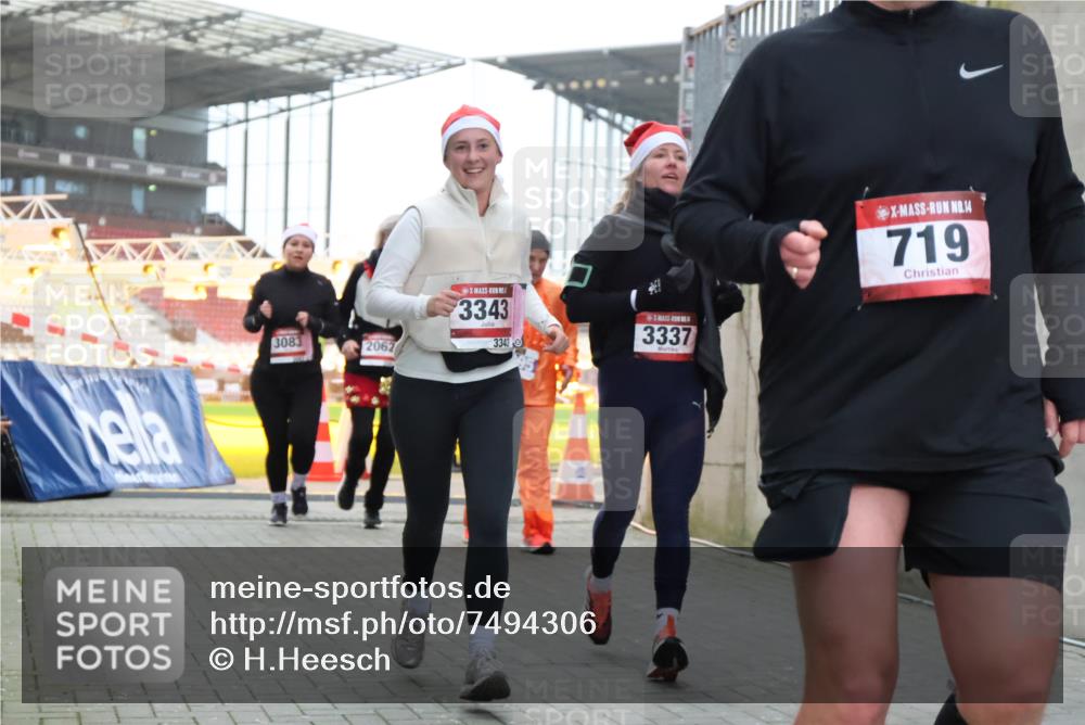 08.12.2024 - St. Pauli X-Mass-Run No. 14 H.Heesch http://msf.ph/oto/7494306 08.12.2024 10:07:09 Ziel 621, 698, 719, 795, 885, 890, 1424, 1786, 2003, 2751, 2755, 3337, 151, 719, 1940, 2062, 2212, 2346, 3083, 3337, 3343 meine-sportfotos.de