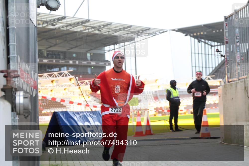 08.12.2024 - St. Pauli X-Mass-Run No. 14 H.Heesch http://msf.ph/oto/7494310 08.12.2024 09:59:02 Ziel 49, 111, 832, 1105, 1119, 1864, 2428, 111, 488, 989, 2722 meine-sportfotos.de