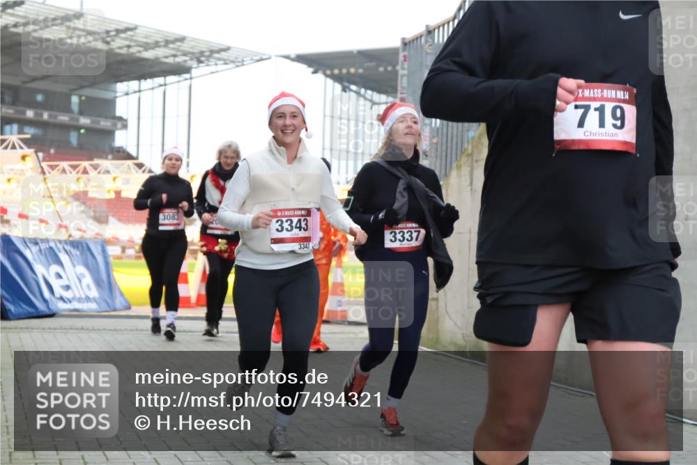 08.12.2024 - St. Pauli X-Mass-Run No. 14 H.Heesch http://msf.ph/oto/7494321 08.12.2024 10:07:09 Ziel 621, 698, 719, 795, 885, 890, 1424, 1786, 2003, 2751, 2755, 3337, 151, 719, 1940, 2062, 2212, 2346, 3083, 3337, 3343 meine-sportfotos.de