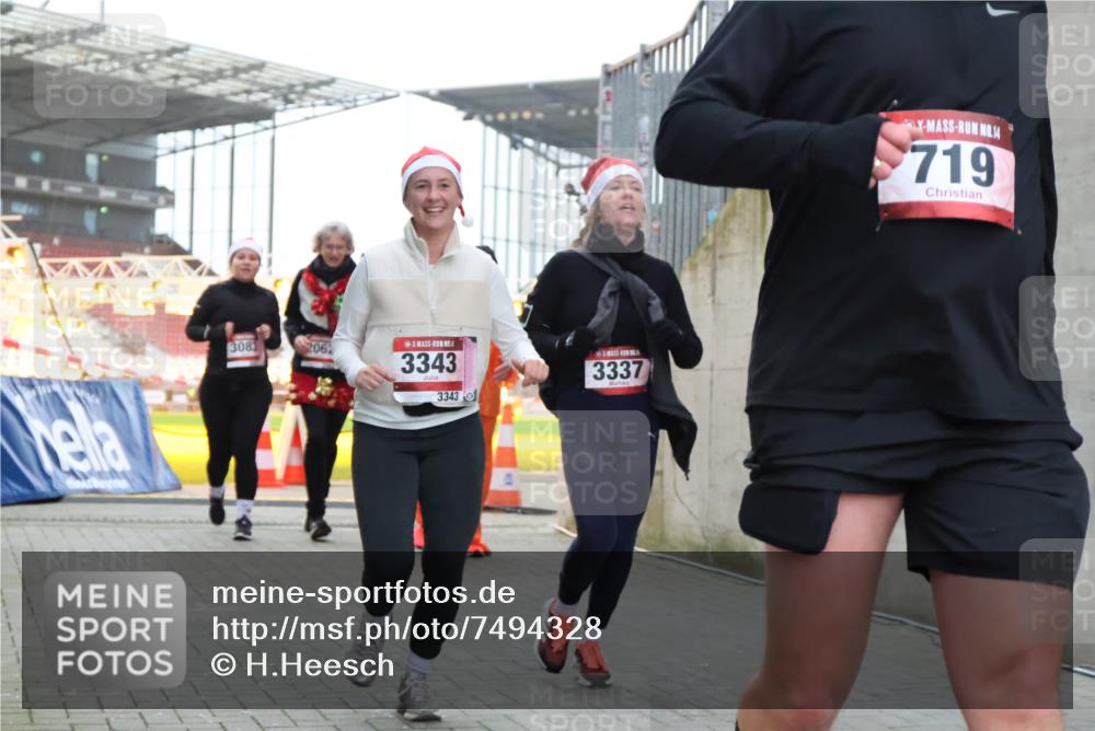 08.12.2024 - St. Pauli X-Mass-Run No. 14 H.Heesch http://msf.ph/oto/7494328 08.12.2024 10:07:09 Ziel 621, 698, 719, 795, 885, 890, 1424, 1786, 2003, 2751, 2755, 3337, 151, 719, 1940, 2062, 2212, 2346, 3083, 3337, 3343 meine-sportfotos.de