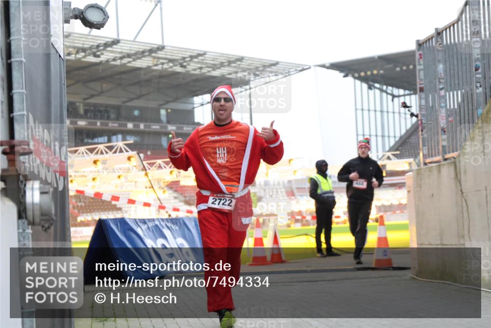 08.12.2024 - St. Pauli X-Mass-Run No. 14 H.Heesch http://msf.ph/oto/7494334 08.12.2024 09:59:02 Ziel 49, 111, 832, 1105, 1119, 1864, 2428, 111, 488, 989, 2722 meine-sportfotos.de