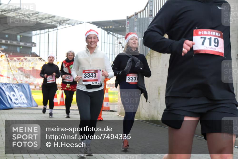 08.12.2024 - St. Pauli X-Mass-Run No. 14 H.Heesch http://msf.ph/oto/7494335 08.12.2024 10:07:09 Ziel 621, 698, 719, 795, 885, 890, 1424, 1786, 2003, 2751, 2755, 3337, 151, 719, 1940, 2062, 2212, 2346, 3083, 3337, 3343 meine-sportfotos.de