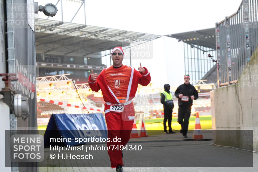 08.12.2024 - St. Pauli X-Mass-Run No. 14 H.Heesch http://msf.ph/oto/7494340 08.12.2024 09:59:02 Ziel 49, 111, 832, 1105, 1119, 1864, 2428, 111, 488, 989, 2722 meine-sportfotos.de