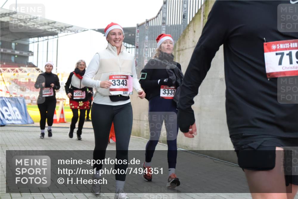08.12.2024 - St. Pauli X-Mass-Run No. 14 H.Heesch http://msf.ph/oto/7494351 08.12.2024 10:07:10 Ziel 621, 698, 719, 795, 885, 890, 1424, 1786, 2003, 2751, 2755, 3337, 151, 719, 1940, 2062, 2212, 2346, 3083, 3343 meine-sportfotos.de