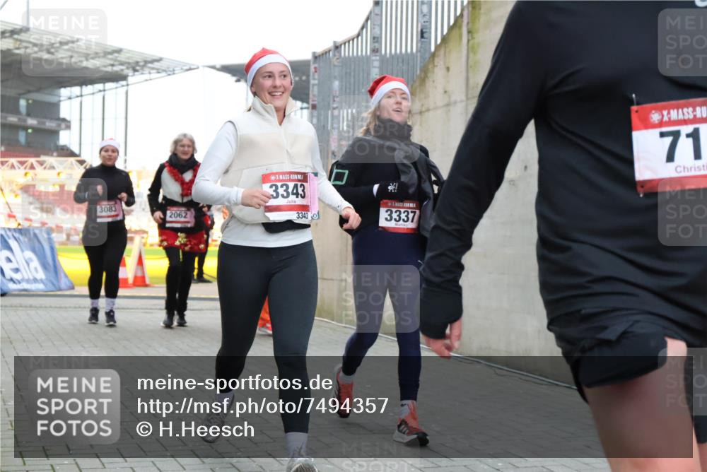 08.12.2024 - St. Pauli X-Mass-Run No. 14 H.Heesch http://msf.ph/oto/7494357 08.12.2024 10:07:10 Ziel 621, 698, 719, 795, 885, 890, 1424, 1786, 2003, 2751, 2755, 3337, 151, 719, 1940, 2062, 2212, 2346, 3083, 3343 meine-sportfotos.de
