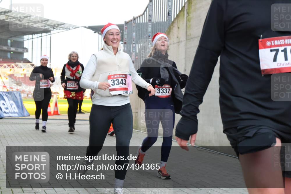 08.12.2024 - St. Pauli X-Mass-Run No. 14 H.Heesch http://msf.ph/oto/7494365 08.12.2024 10:07:10 Ziel 621, 698, 719, 795, 885, 890, 1424, 1786, 2003, 2751, 2755, 3337, 151, 719, 1940, 2062, 2212, 2346, 3083, 3343 meine-sportfotos.de