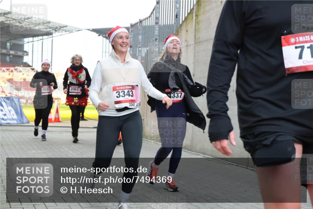 08.12.2024 - St. Pauli X-Mass-Run No. 14 H.Heesch http://msf.ph/oto/7494369 08.12.2024 10:07:10 Ziel 621, 698, 719, 795, 885, 890, 1424, 1786, 2003, 2751, 2755, 3337, 151, 719, 1940, 2062, 2212, 2346, 3083, 3343 meine-sportfotos.de