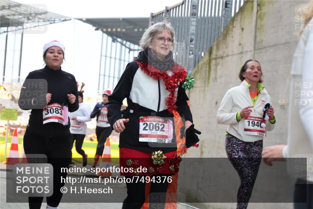 08.12.2024 - St. Pauli X-Mass-Run No. 14 H.Heesch http://msf.ph/oto/7494376 08.12.2024 10:07:12 Ziel 621, 698, 719, 795, 890, 1424, 1786, 1940, 2003, 2751, 2755, 3083, 3337, 3343, 151, 1940, 2062, 2212, 2346, 3083, 3343 meine-sportfotos.de
