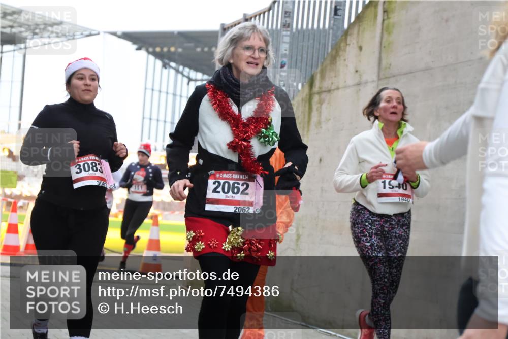 08.12.2024 - St. Pauli X-Mass-Run No. 14 H.Heesch http://msf.ph/oto/7494386 08.12.2024 10:07:12 Ziel 621, 698, 719, 795, 890, 1424, 1786, 1940, 2003, 2751, 2755, 3083, 3337, 3343, 151, 1940, 2062, 2212, 2346, 3083, 3343 meine-sportfotos.de