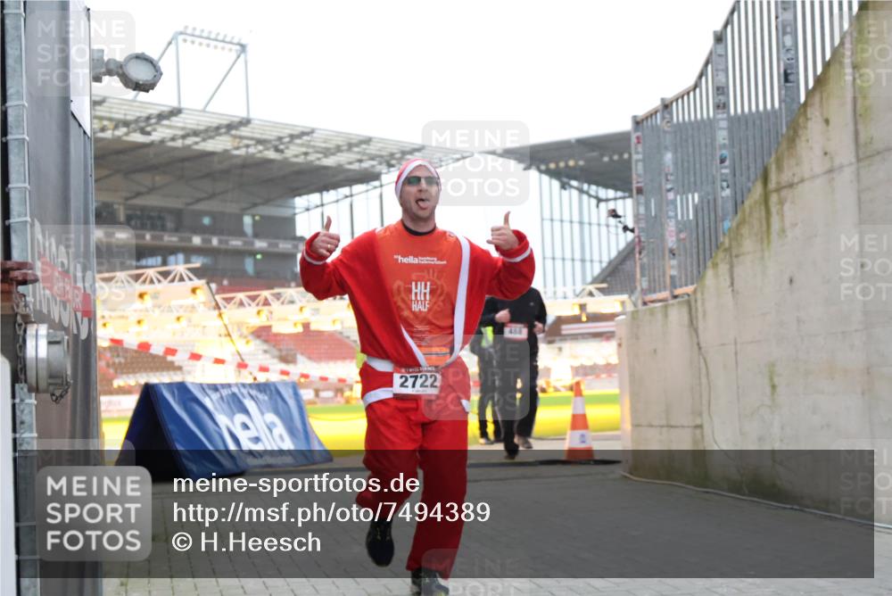 08.12.2024 - St. Pauli X-Mass-Run No. 14 H.Heesch http://msf.ph/oto/7494389 08.12.2024 09:59:03 Ziel 49, 111, 832, 1105, 1119, 1864, 2428, 2722, 488, 989, 2722 meine-sportfotos.de