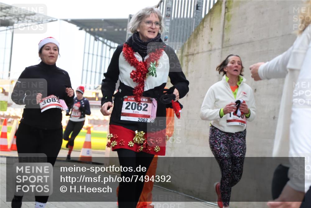 08.12.2024 - St. Pauli X-Mass-Run No. 14 H.Heesch http://msf.ph/oto/7494392 08.12.2024 10:07:12 Ziel 621, 698, 719, 795, 890, 1424, 1786, 1940, 2003, 2751, 2755, 3083, 3337, 3343, 151, 1940, 2062, 2212, 2346, 3083, 3343 meine-sportfotos.de