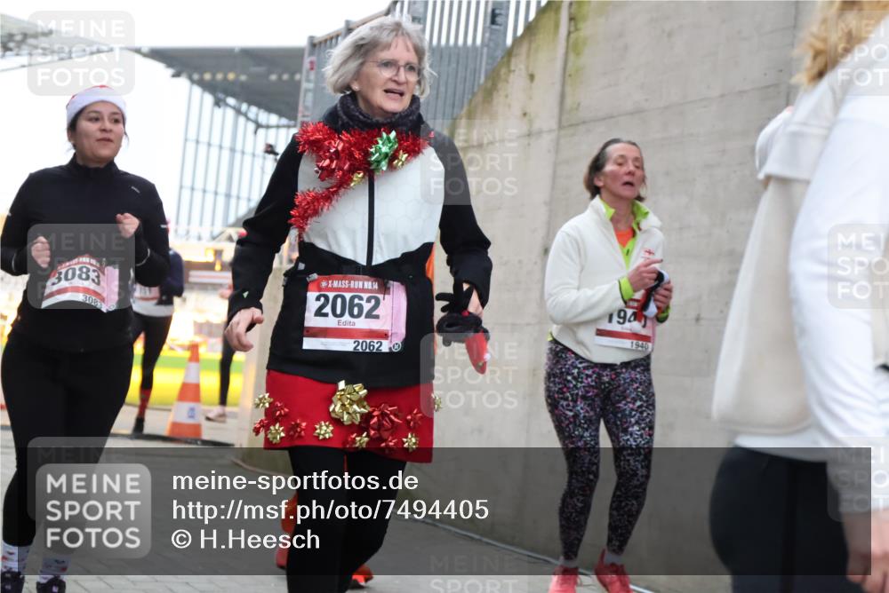 08.12.2024 - St. Pauli X-Mass-Run No. 14 H.Heesch http://msf.ph/oto/7494405 08.12.2024 10:07:12 Ziel 621, 698, 719, 795, 890, 1424, 1786, 1940, 2003, 2751, 2755, 3083, 3337, 3343, 151, 1940, 2062, 2212, 2346, 3083, 3343 meine-sportfotos.de