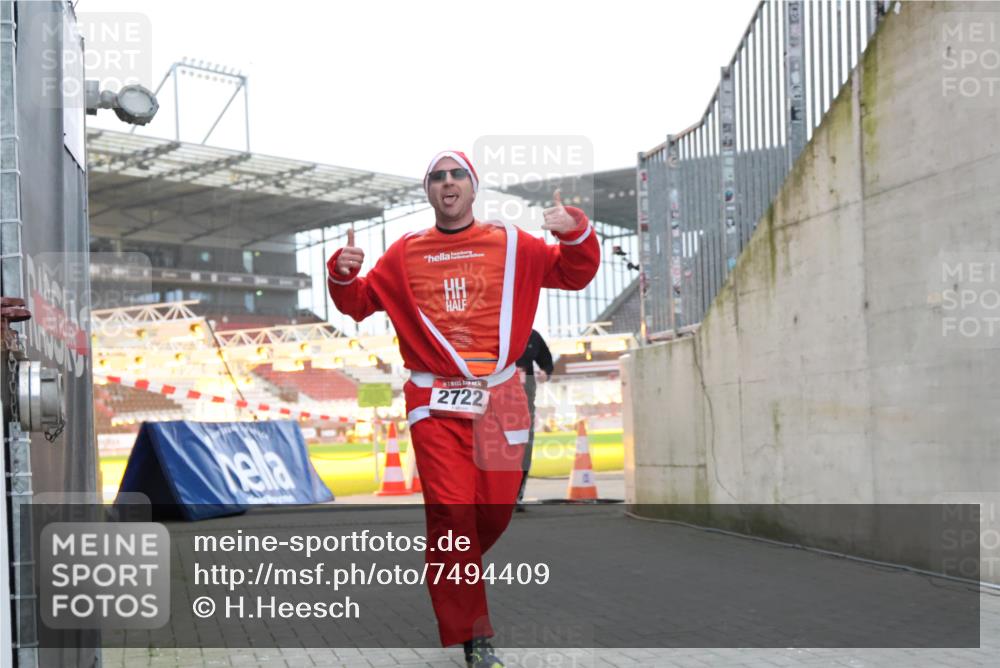 08.12.2024 - St. Pauli X-Mass-Run No. 14 H.Heesch http://msf.ph/oto/7494409 08.12.2024 09:59:03 Ziel 49, 111, 832, 1105, 1119, 1864, 2428, 2722, 488, 989, 2722 meine-sportfotos.de