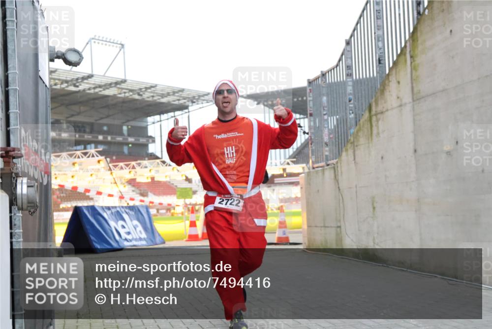 08.12.2024 - St. Pauli X-Mass-Run No. 14 H.Heesch http://msf.ph/oto/7494416 08.12.2024 09:59:03 Ziel 49, 111, 832, 1105, 1119, 1864, 2428, 2722, 488, 989, 2722 meine-sportfotos.de