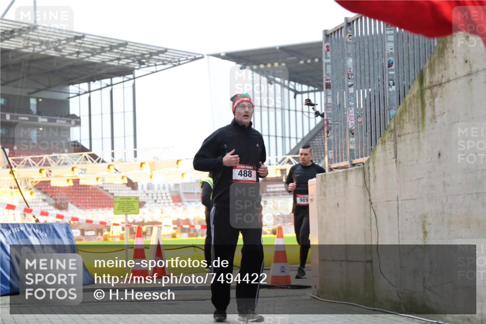 08.12.2024 - St. Pauli X-Mass-Run No. 14 H.Heesch http://msf.ph/oto/7494422 08.12.2024 09:59:04 Ziel 111, 832, 1105, 1119, 2428, 2722, 488, 989, 2722 meine-sportfotos.de