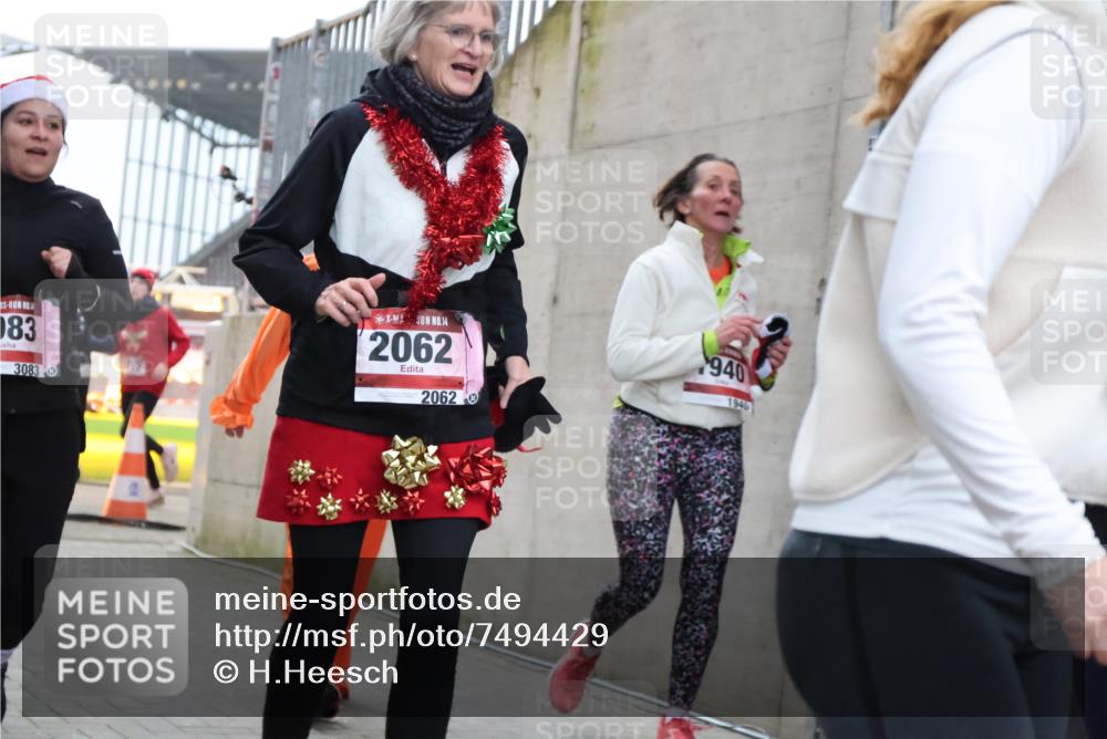 08.12.2024 - St. Pauli X-Mass-Run No. 14 H.Heesch http://msf.ph/oto/7494429 08.12.2024 10:07:12 Ziel 621, 698, 719, 795, 890, 1424, 1786, 1940, 2003, 2751, 2755, 3083, 3337, 3343, 151, 1940, 2062, 2212, 2346, 3083, 3343 meine-sportfotos.de