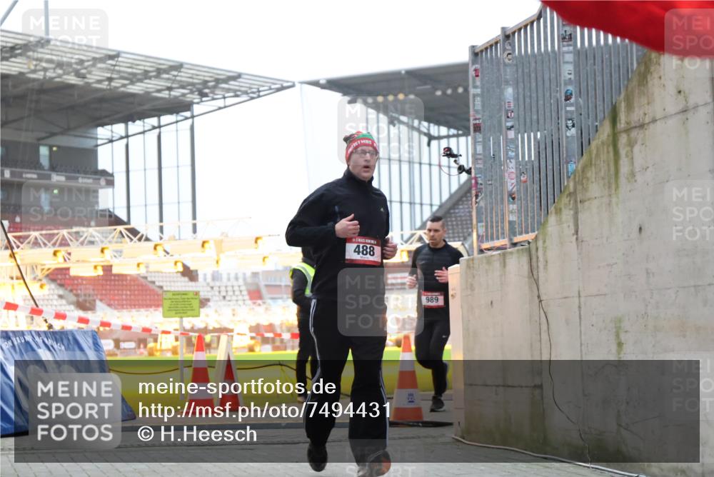 08.12.2024 - St. Pauli X-Mass-Run No. 14 H.Heesch http://msf.ph/oto/7494431 08.12.2024 09:59:04 Ziel 111, 832, 1105, 1119, 2428, 2722, 488, 989, 2722 meine-sportfotos.de