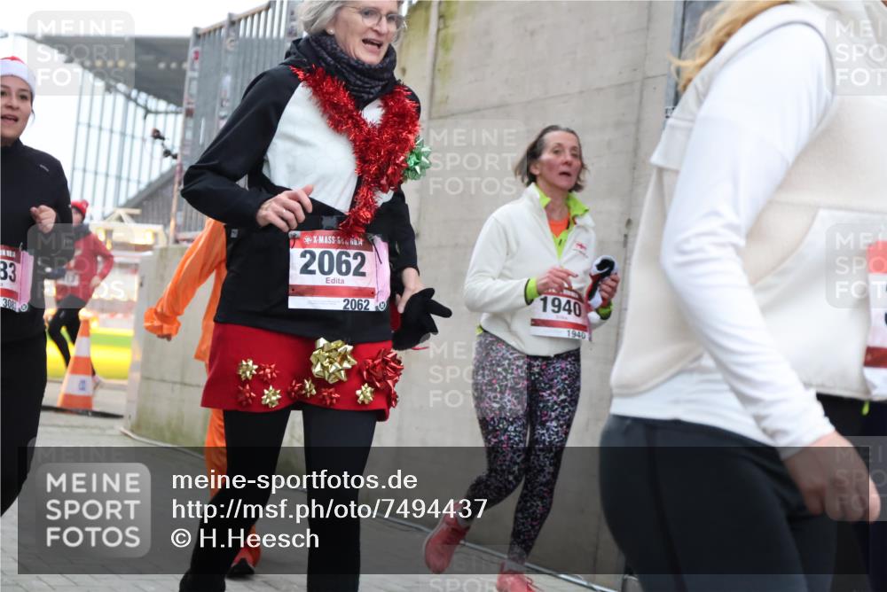 08.12.2024 - St. Pauli X-Mass-Run No. 14 H.Heesch http://msf.ph/oto/7494437 08.12.2024 10:07:12 Ziel 621, 698, 719, 795, 890, 1424, 1786, 1940, 2003, 2751, 2755, 3083, 3337, 3343, 151, 1940, 2062, 2212, 2346, 3083, 3343 meine-sportfotos.de