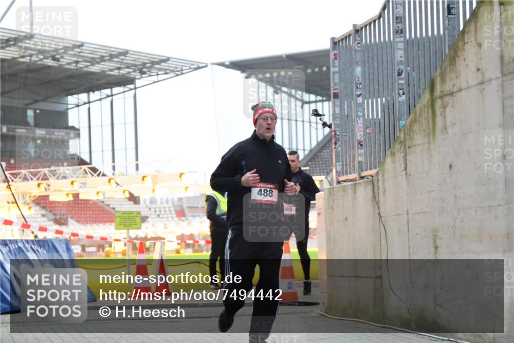 08.12.2024 - St. Pauli X-Mass-Run No. 14 H.Heesch http://msf.ph/oto/7494442 08.12.2024 09:59:04 Ziel 111, 832, 1105, 1119, 2428, 2722, 488, 989, 2722 meine-sportfotos.de