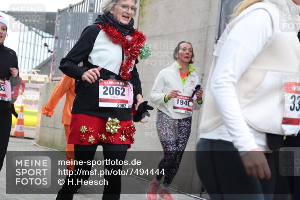 08.12.2024 - St. Pauli X-Mass-Run No. 14 H.Heesch http://msf.ph/oto/7494444 08.12.2024 10:07:12 Ziel 621, 698, 719, 795, 890, 1424, 1786, 1940, 2003, 2751, 2755, 3083, 3337, 3343, 151, 1940, 2062, 2212, 2346, 3083, 3343 meine-sportfotos.de