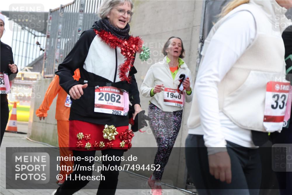 08.12.2024 - St. Pauli X-Mass-Run No. 14 H.Heesch http://msf.ph/oto/7494452 08.12.2024 10:07:12 Ziel 621, 698, 719, 795, 890, 1424, 1786, 1940, 2003, 2751, 2755, 3083, 3337, 3343, 151, 1940, 2062, 2212, 2346, 3083, 3343 meine-sportfotos.de