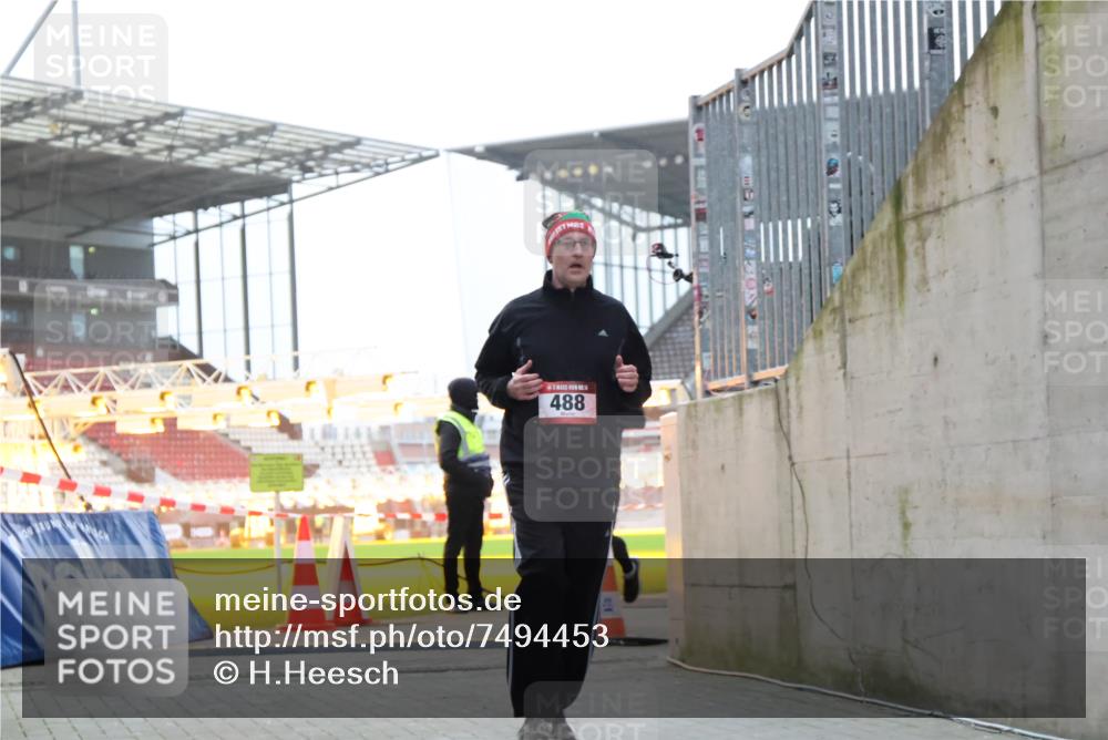 08.12.2024 - St. Pauli X-Mass-Run No. 14 H.Heesch http://msf.ph/oto/7494453 08.12.2024 09:59:05 Ziel 111, 832, 1105, 1119, 2722, 488, 989, 2722 meine-sportfotos.de