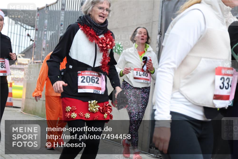 08.12.2024 - St. Pauli X-Mass-Run No. 14 H.Heesch http://msf.ph/oto/7494458 08.12.2024 10:07:12 Ziel 621, 698, 719, 795, 890, 1424, 1786, 1940, 2003, 2751, 2755, 3083, 3337, 3343, 151, 1940, 2062, 2212, 2346, 3083, 3343 meine-sportfotos.de
