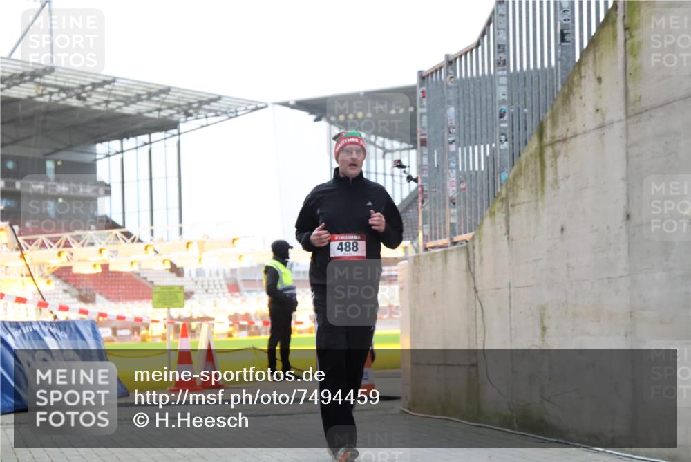 08.12.2024 - St. Pauli X-Mass-Run No. 14 H.Heesch http://msf.ph/oto/7494459 08.12.2024 09:59:05 Ziel 111, 832, 1105, 1119, 2722, 488, 989, 2722 meine-sportfotos.de