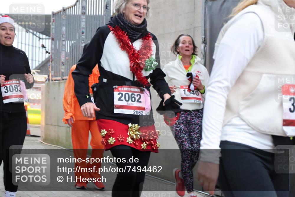 08.12.2024 - St. Pauli X-Mass-Run No. 14 H.Heesch http://msf.ph/oto/7494462 08.12.2024 10:07:12 Ziel 621, 698, 719, 795, 890, 1424, 1786, 1940, 2003, 2751, 2755, 3083, 3337, 3343, 151, 1940, 2062, 2212, 2346, 3083, 3343 meine-sportfotos.de