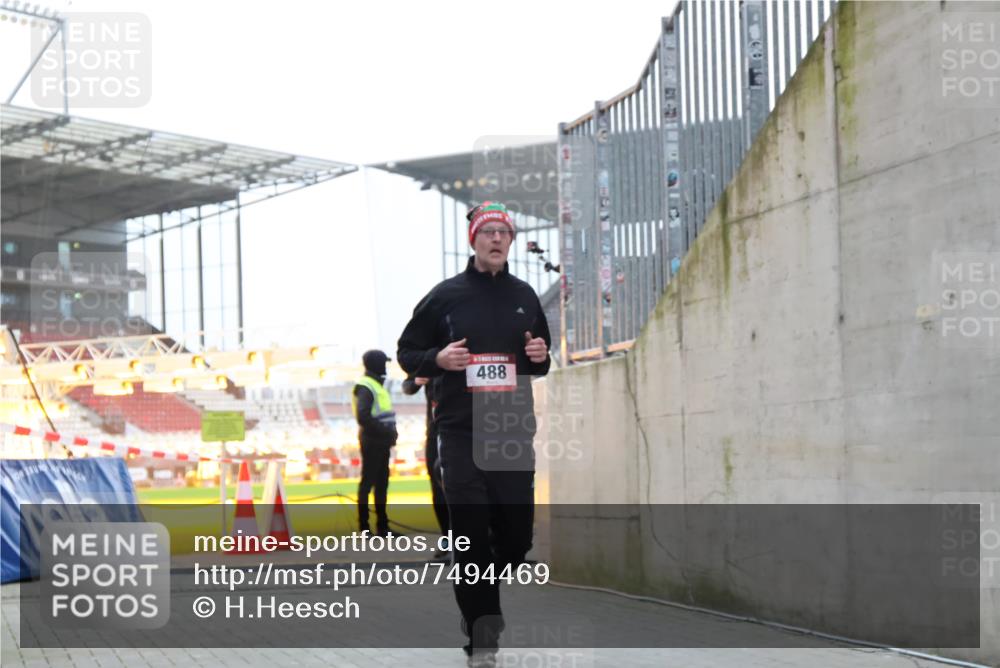 08.12.2024 - St. Pauli X-Mass-Run No. 14 H.Heesch http://msf.ph/oto/7494469 08.12.2024 09:59:05 Ziel 111, 832, 1105, 1119, 2722, 488, 989, 2722 meine-sportfotos.de