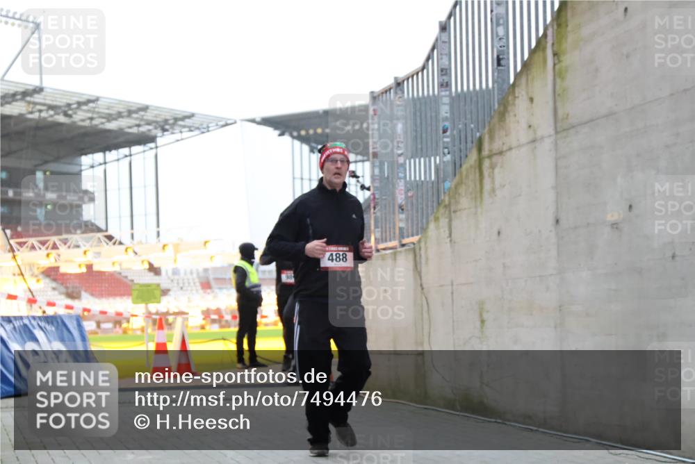 08.12.2024 - St. Pauli X-Mass-Run No. 14 H.Heesch http://msf.ph/oto/7494476 08.12.2024 09:59:05 Ziel 111, 832, 1105, 1119, 2722, 488, 989, 2722 meine-sportfotos.de