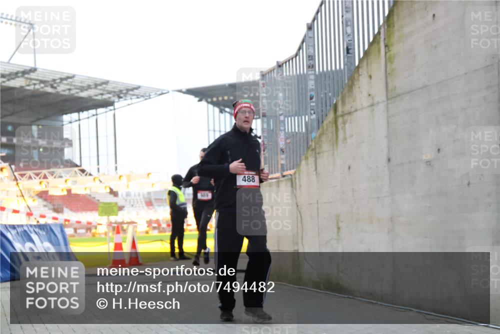 08.12.2024 - St. Pauli X-Mass-Run No. 14 H.Heesch http://msf.ph/oto/7494482 08.12.2024 09:59:05 Ziel 111, 832, 1105, 1119, 2722, 488, 989, 2722 meine-sportfotos.de