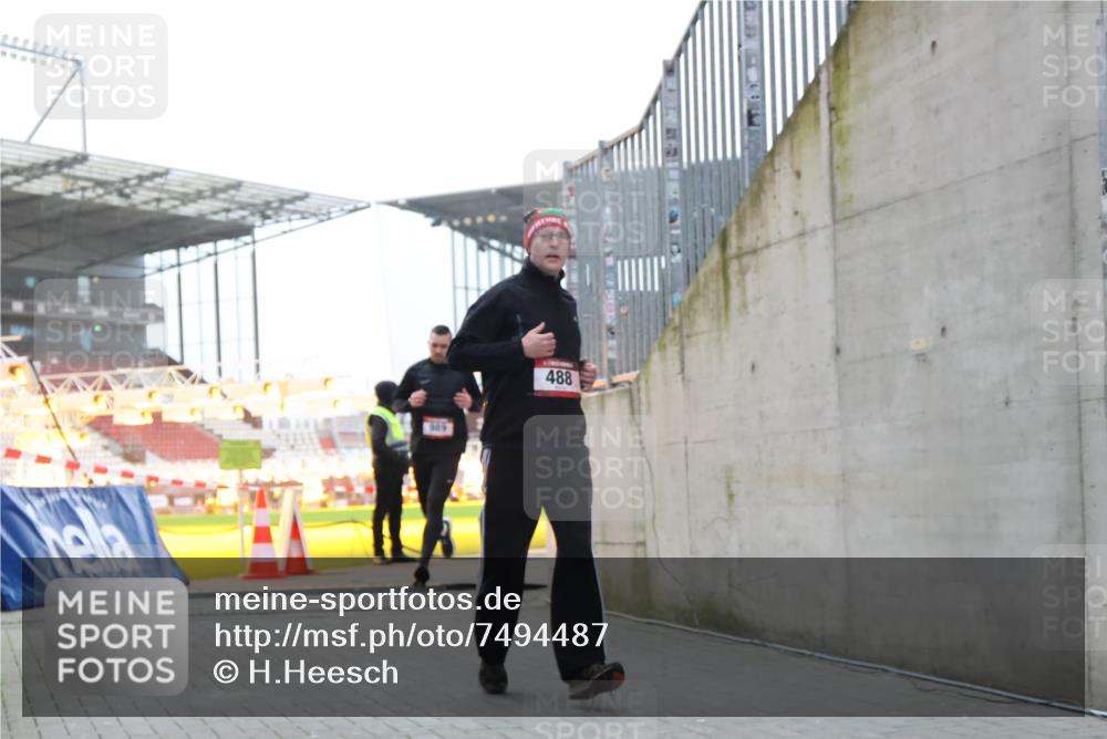 08.12.2024 - St. Pauli X-Mass-Run No. 14 H.Heesch http://msf.ph/oto/7494487 08.12.2024 09:59:05 Ziel 111, 832, 1105, 1119, 2722, 488, 989, 2722 meine-sportfotos.de