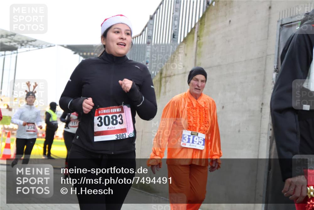 08.12.2024 - St. Pauli X-Mass-Run No. 14 H.Heesch http://msf.ph/oto/7494491 08.12.2024 10:07:13 Ziel 621, 698, 719, 795, 1424, 1786, 1940, 2003, 2062, 2751, 2755, 3083, 3337, 3343, 151, 1940, 2062, 2212, 2346, 3083, 3343 meine-sportfotos.de