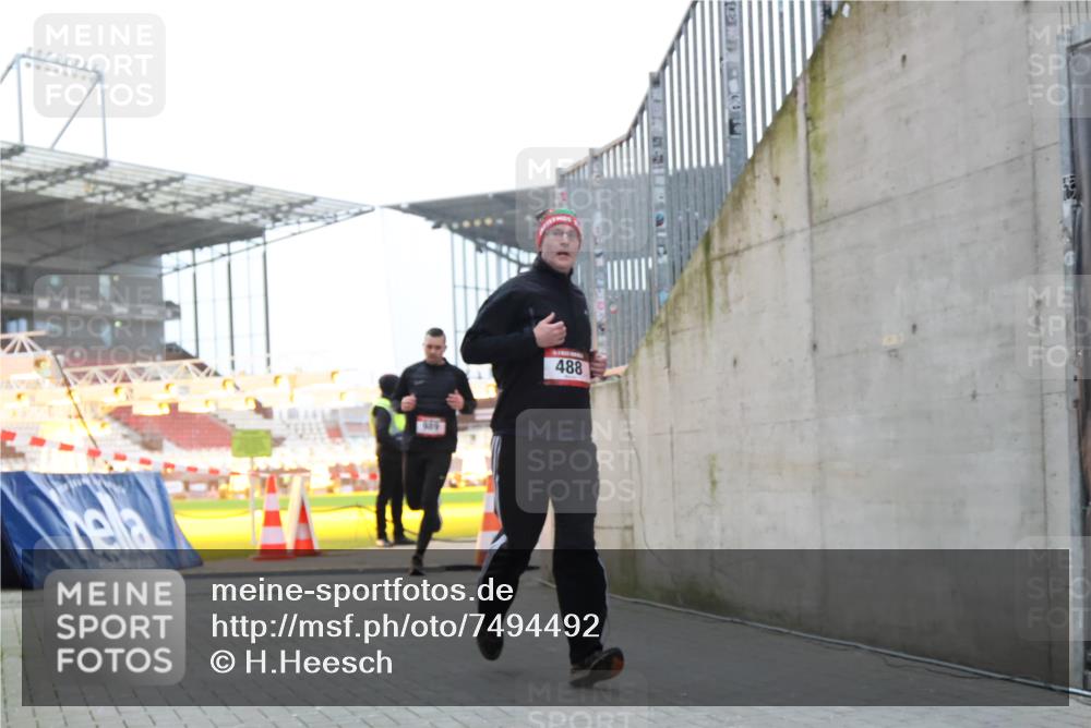 08.12.2024 - St. Pauli X-Mass-Run No. 14 H.Heesch http://msf.ph/oto/7494492 08.12.2024 09:59:05 Ziel 111, 832, 1105, 1119, 2722, 488, 989, 2722 meine-sportfotos.de