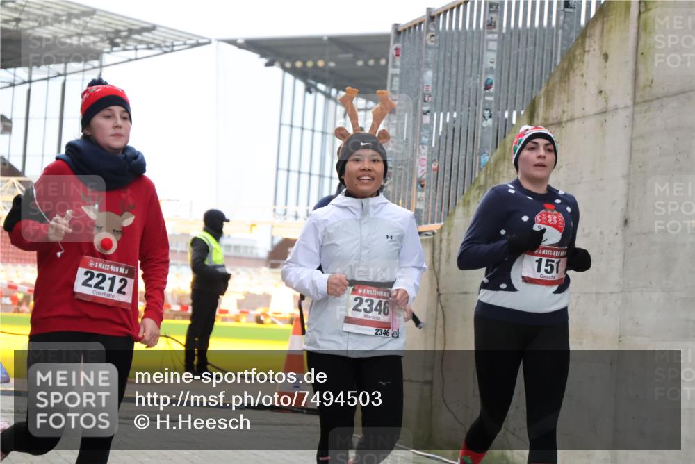 08.12.2024 - St. Pauli X-Mass-Run No. 14 H.Heesch http://msf.ph/oto/7494503 08.12.2024 10:07:15 Ziel 719, 795, 1786, 1940, 2003, 2062, 2346, 2751, 2755, 3083, 3337, 3343, 151, 2062, 2212, 2346, 2843, 2888 meine-sportfotos.de
