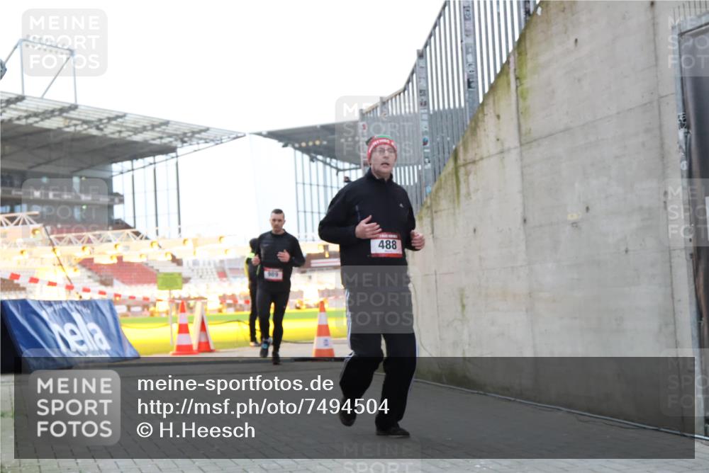 08.12.2024 - St. Pauli X-Mass-Run No. 14 H.Heesch http://msf.ph/oto/7494504 08.12.2024 09:59:05 Ziel 111, 832, 1105, 1119, 2722, 488, 989, 2722 meine-sportfotos.de
