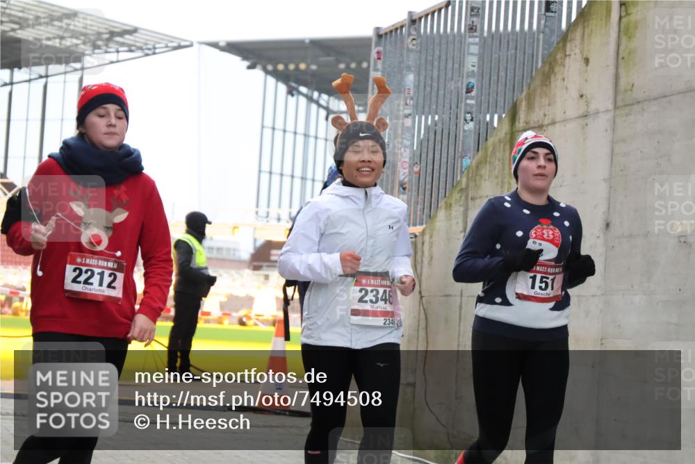 08.12.2024 - St. Pauli X-Mass-Run No. 14 H.Heesch http://msf.ph/oto/7494508 08.12.2024 10:07:15 Ziel 719, 795, 1786, 1940, 2003, 2062, 2346, 2751, 2755, 3083, 3337, 3343, 151, 2062, 2212, 2346, 2843, 2888 meine-sportfotos.de