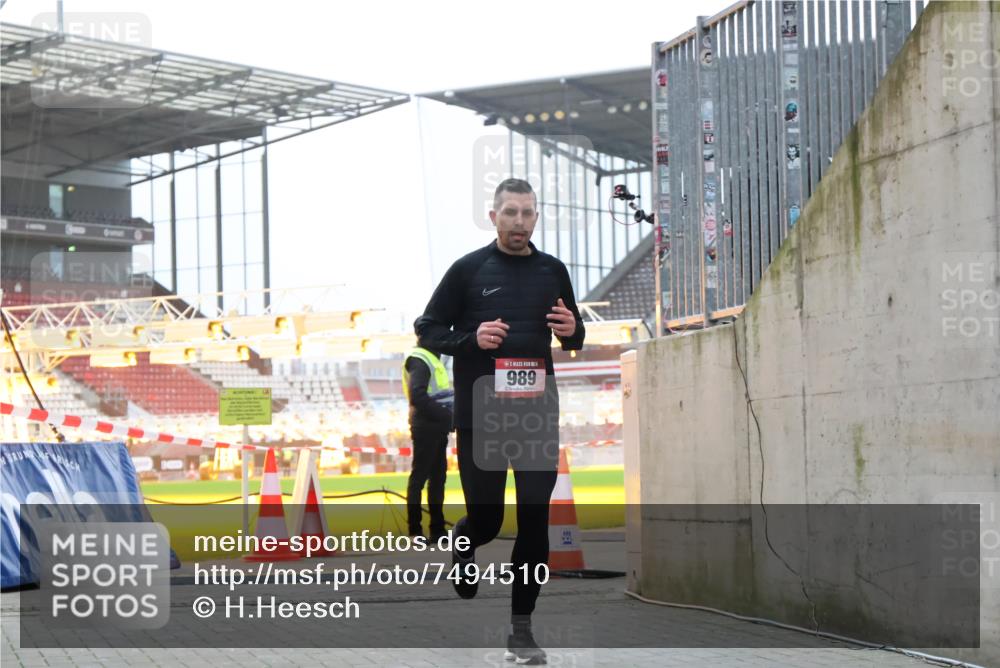 08.12.2024 - St. Pauli X-Mass-Run No. 14 H.Heesch http://msf.ph/oto/7494510 08.12.2024 09:59:07 Ziel 111, 488, 1105, 1119, 2722, 488, 989 meine-sportfotos.de
