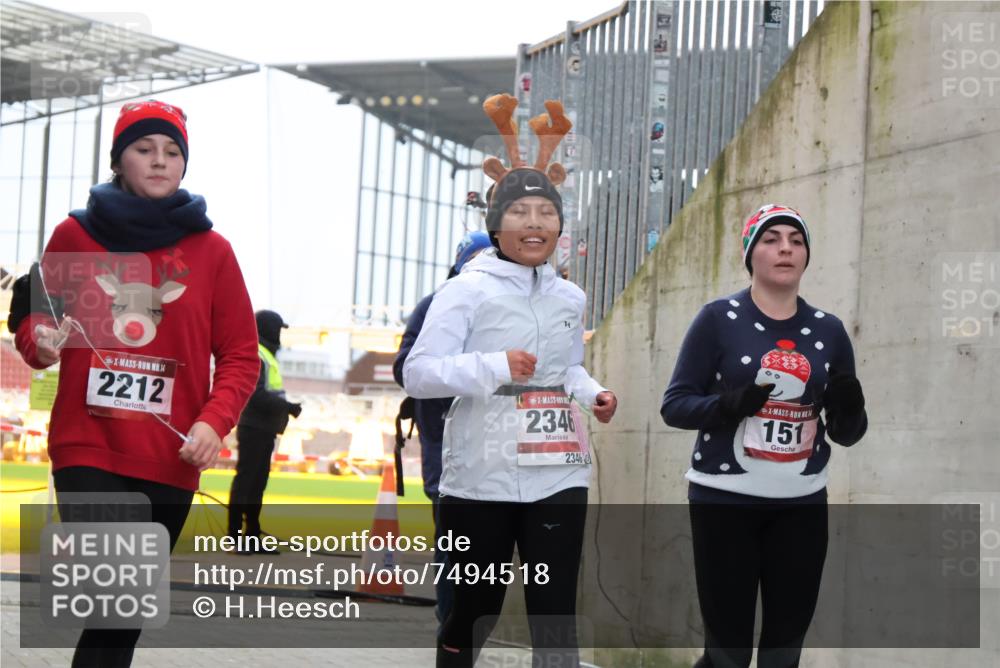 08.12.2024 - St. Pauli X-Mass-Run No. 14 H.Heesch http://msf.ph/oto/7494518 08.12.2024 10:07:15 Ziel 719, 795, 1786, 1940, 2003, 2062, 2346, 2751, 2755, 3083, 3337, 3343, 151, 2062, 2212, 2346, 2843, 2888 meine-sportfotos.de
