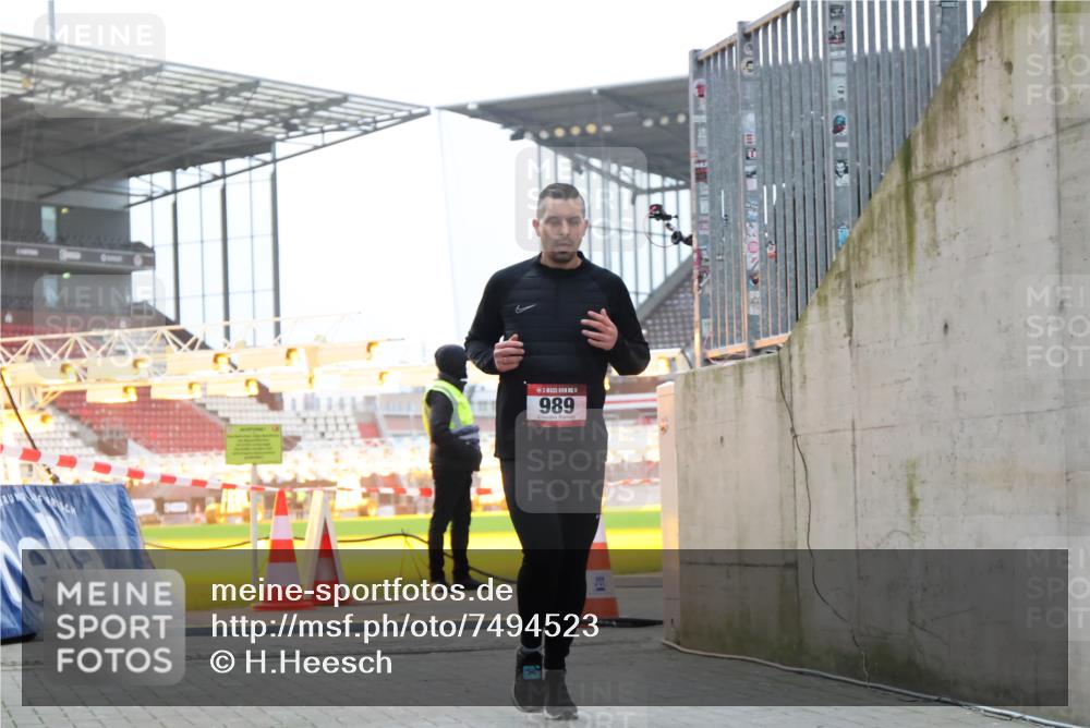 08.12.2024 - St. Pauli X-Mass-Run No. 14 H.Heesch http://msf.ph/oto/7494523 08.12.2024 09:59:07 Ziel 111, 488, 1105, 1119, 2722, 488, 989 meine-sportfotos.de
