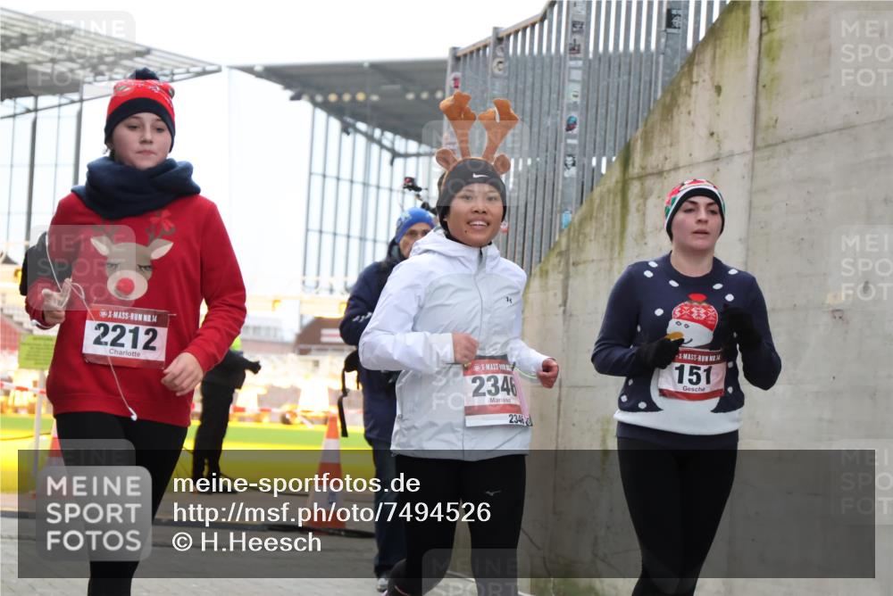 08.12.2024 - St. Pauli X-Mass-Run No. 14 H.Heesch http://msf.ph/oto/7494526 08.12.2024 10:07:15 Ziel 719, 795, 1786, 1940, 2003, 2062, 2346, 2751, 2755, 3083, 3337, 3343, 151, 2062, 2212, 2346, 2843, 2888 meine-sportfotos.de