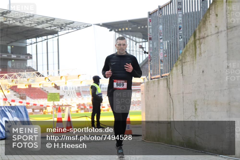 08.12.2024 - St. Pauli X-Mass-Run No. 14 H.Heesch http://msf.ph/oto/7494528 08.12.2024 09:59:07 Ziel 111, 488, 1105, 1119, 2722, 488, 989 meine-sportfotos.de