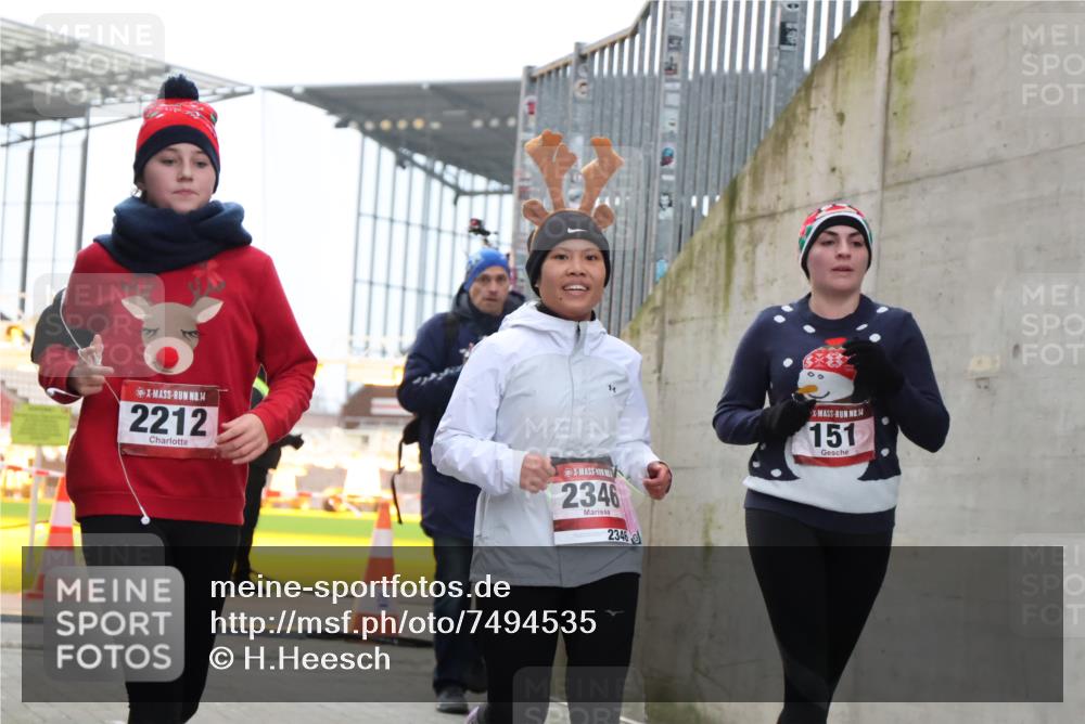 08.12.2024 - St. Pauli X-Mass-Run No. 14 H.Heesch http://msf.ph/oto/7494535 08.12.2024 10:07:15 Ziel 719, 795, 1786, 1940, 2003, 2062, 2346, 2751, 2755, 3083, 3337, 3343, 151, 2062, 2212, 2346, 2843, 2888 meine-sportfotos.de
