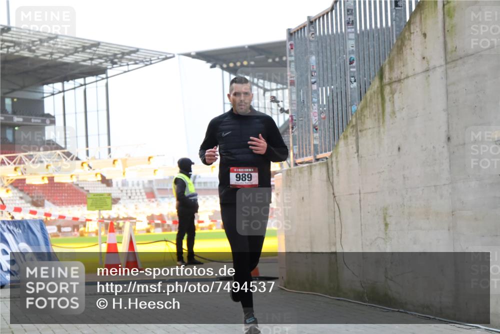 08.12.2024 - St. Pauli X-Mass-Run No. 14 H.Heesch http://msf.ph/oto/7494537 08.12.2024 09:59:07 Ziel 111, 488, 1105, 1119, 2722, 488, 989 meine-sportfotos.de